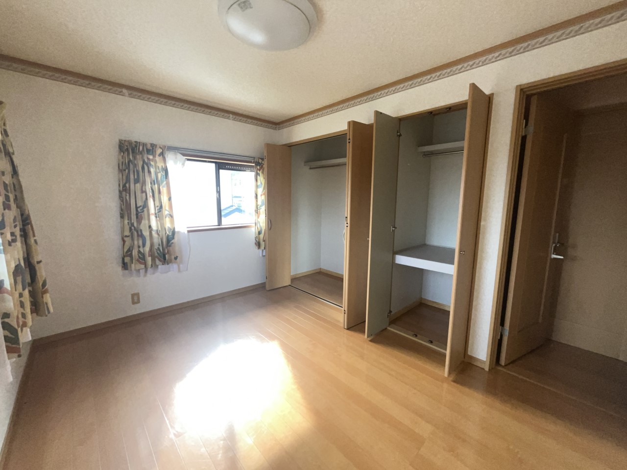 ＊2階洋室（約6帖）｜2面採光の窓で陽当たりも通気性も叶えた間取りです。