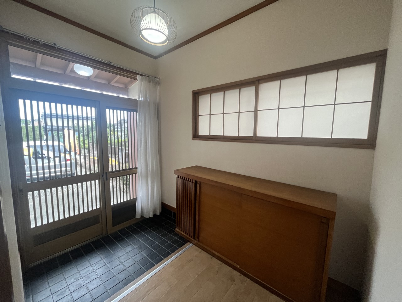 窓付きの玄関で、自然光が差し込み明るい印象です。