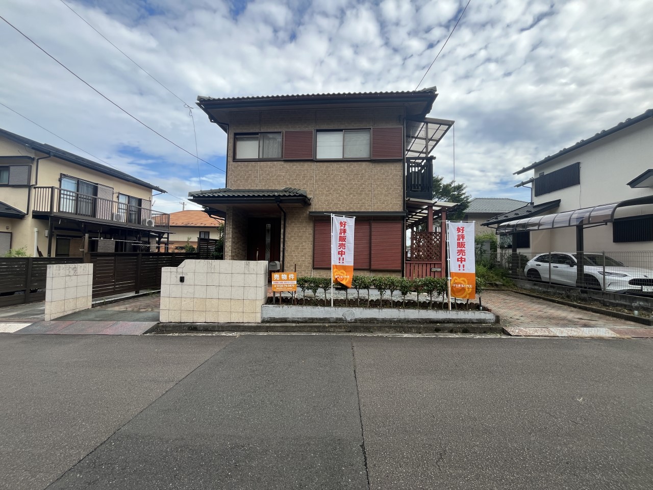 ＊外観｜2025年9月撮影。駐車並列2台が可能。縦列で3台目も車種により駐車スペース拡張で可能です。