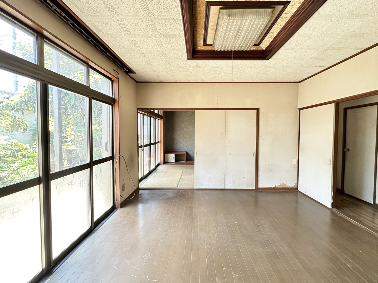 ◆1階洋室｜大きな窓から明るい光が差し込みます。