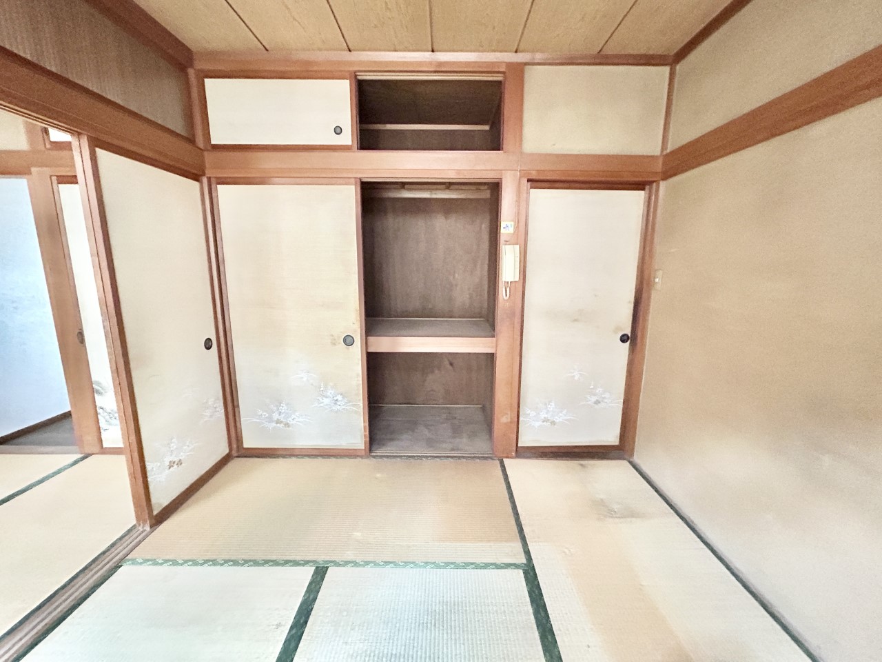 ◆1階和室｜アイロンがけをしたり、家計簿をつけているとお子さまも興味をもってお手伝いしたくなります。ママが家事をしている姿を見て、お子さまの生活習慣が身に付きますね。