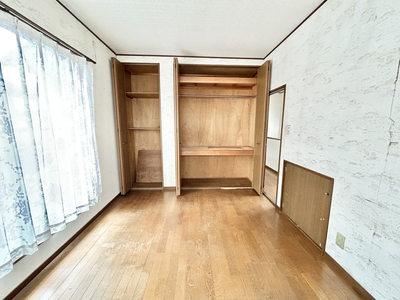 ◆2階収納｜ただ服を収納するだけではなく、ショップで服を選んでいるようなディスプレイなど視覚的な工夫をすることで、ファッションを楽しむ場にもなります。