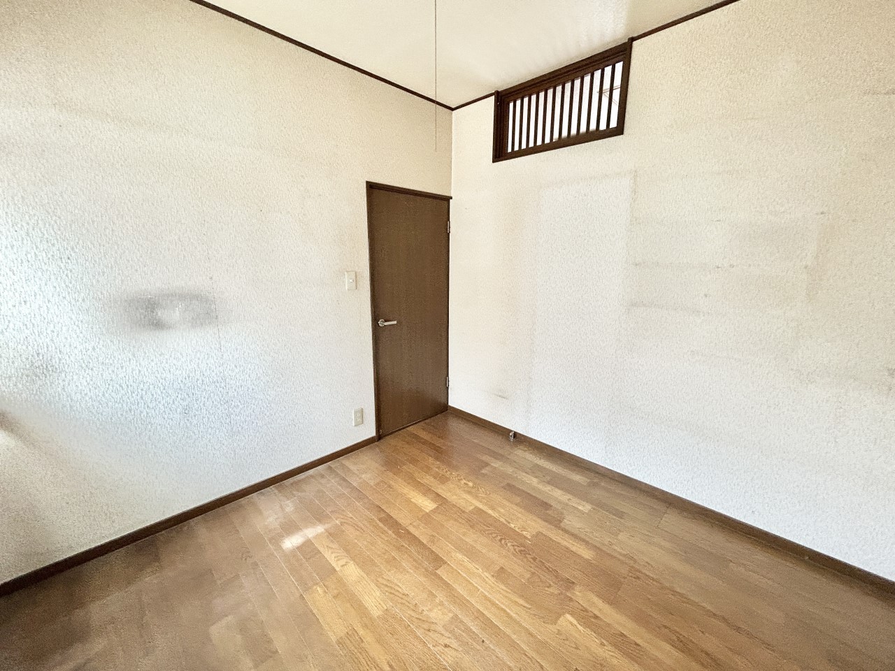 ◆2階洋室｜明るい日差しが降り注ぐお部屋に、居心地の良さを感じさせるコーディネート。