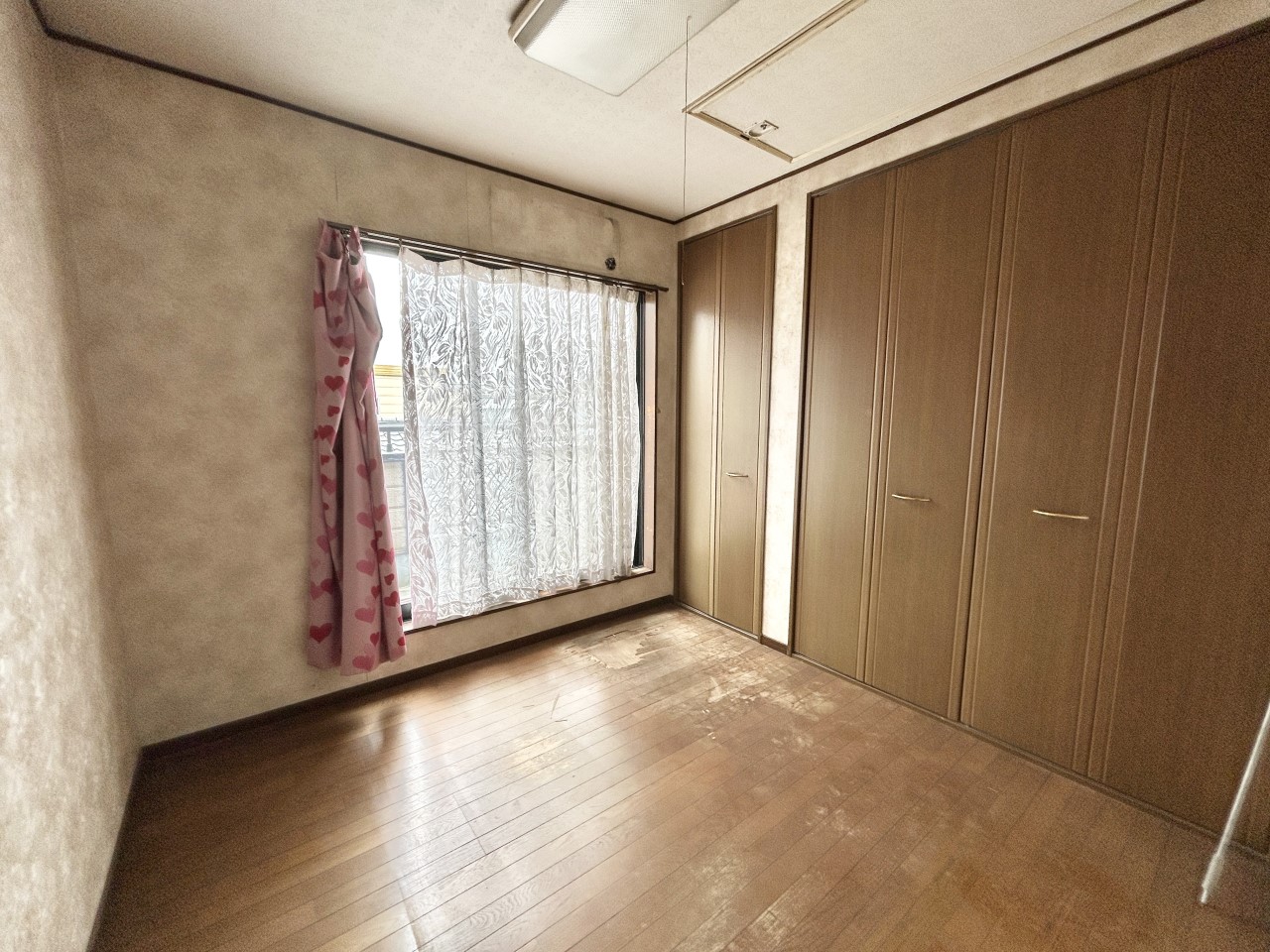 ◆2階寝室｜暖かな光と穏やかな空気。和みの色合いの中で目覚める。スッキリとした目覚めから一日がここからスタートします。