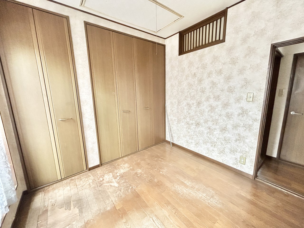 ◆2階洋室｜ほっと安らぐ落ち着いたナチュラルな色合い。ウッドの質感でお部屋も心もやさしいぬくもりに包まれます。