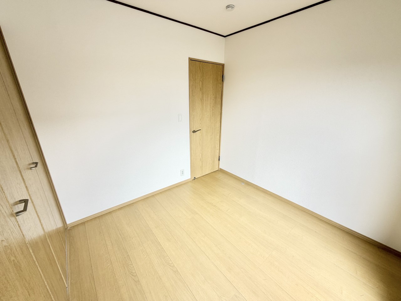 ◆2階洋室（リフォーム後）｜ほっと安らぐ落ち着いたナチュラルな色合い。ウッドの質感でお部屋も心もやさしいぬくもりに包まれます。