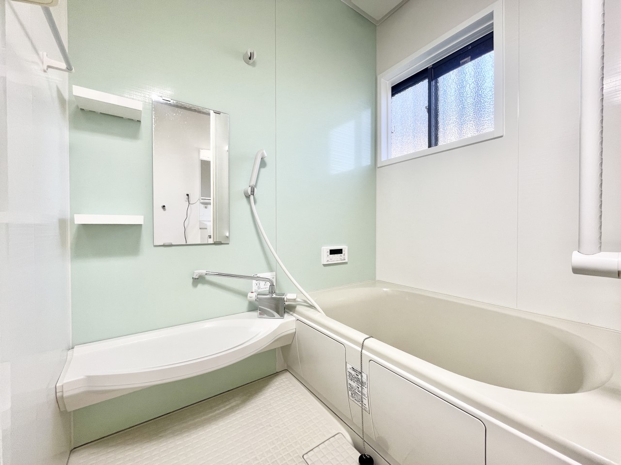 ◆浴室（リフォーム後）｜お子さんと一緒にゆっくりと入れる、1坪サイズの広い浴室。一日の疲れを取りながら、学校や友だちの話に耳を傾ける、親子の大切なひとときが過ごせる。浴室換気乾燥機、保温浴槽も標準装備です。