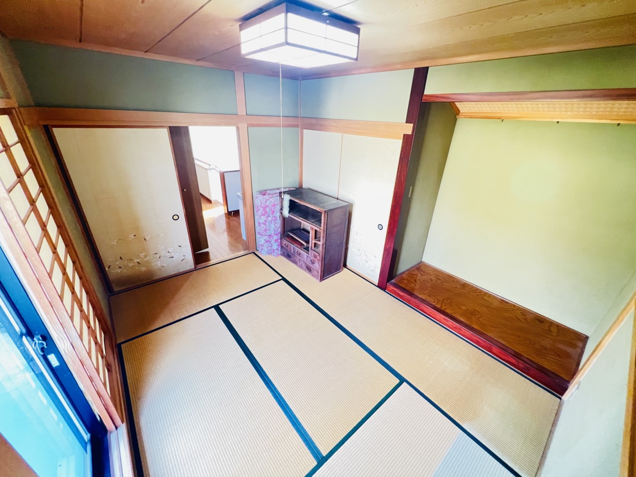 ◆2階和室｜6帖の和室です。リビングを通らなくても出入りができるので、客間にぴったり。押入れも付いていて収納にも困りません。