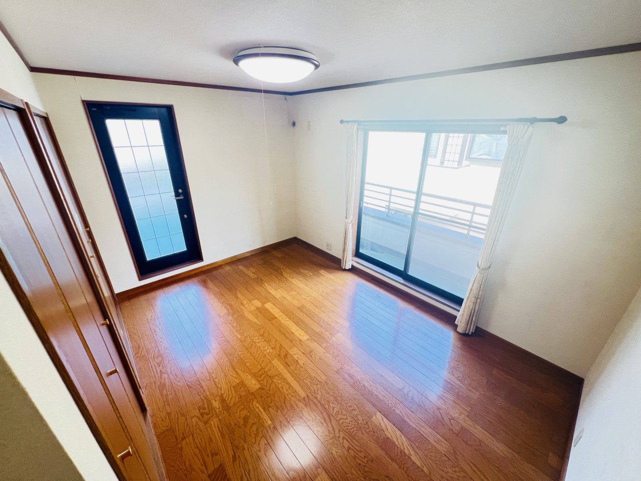 ◆2階洋室｜明るい日差しが降り注ぐお部屋に、居心地の良さを感じさせるコーディネート。