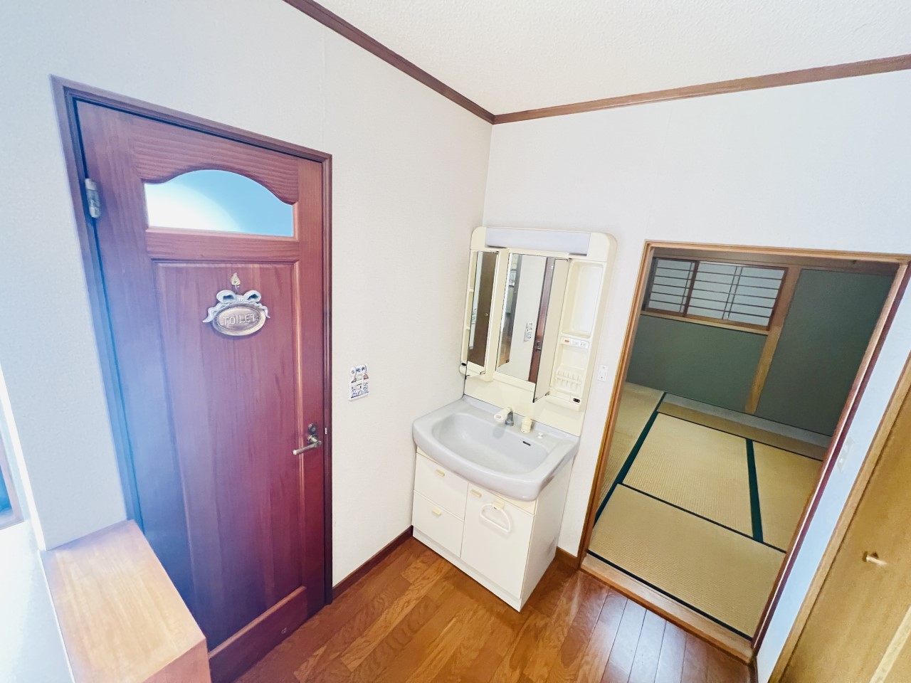 ◆2階洗面室｜トイレの後やちょっとしたときに手洗いがすぐに可能な点も嬉しいポイント！