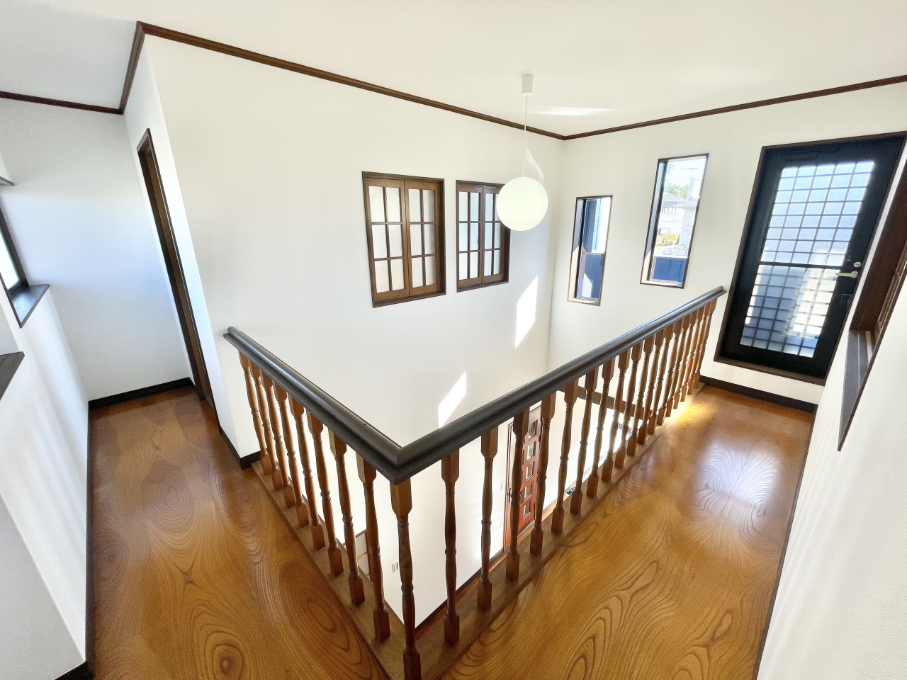 ◆2階ホール（リフォーム後）｜吹き抜けで広い空間を演出しています！バルコニーに繋がる勝手口ドアも便利♪