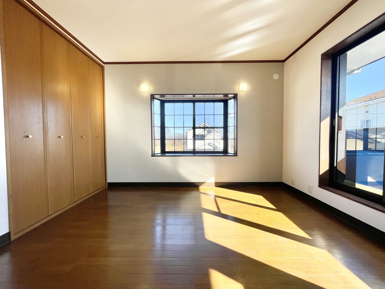 ◆2階寝室（リフォーム後）｜こちらの居室は主寝室にぴったり。本を読んだり、じっくり考え事をしたり、夜を楽しむ贅沢な時間。深みのあるアクセントクロスの色合いが、しっとりとした落ち着いた雰囲気を漂わせます。