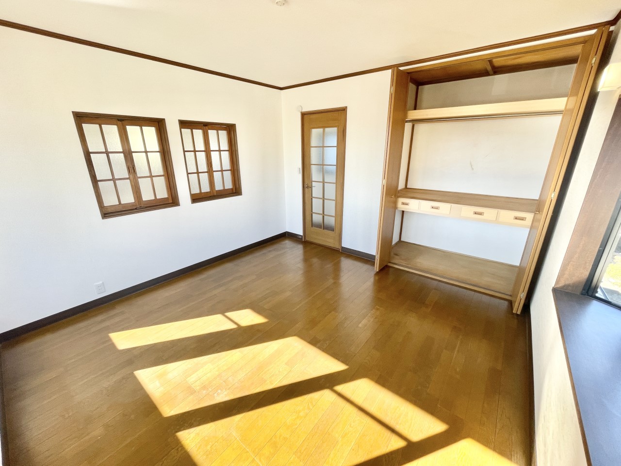 ◆2階寝室（リフォーム後）｜趣味部屋としても利用できるのもポイント◎窓が大きく明るい部屋なので、気分も上がります♪