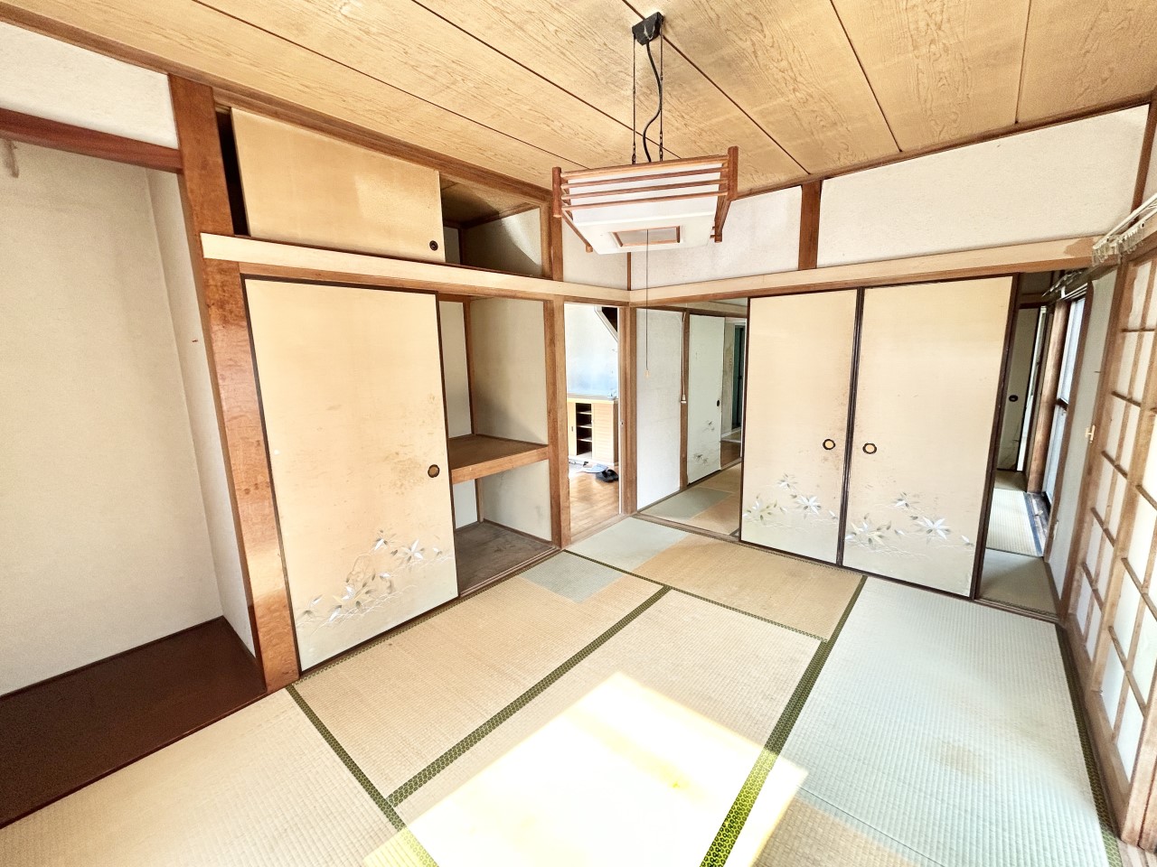 ◆1階和室｜6帖の和室です。リビングを通らなくても出入りができるので、客間にぴったり。押入れも付いていて収納にも困りません。