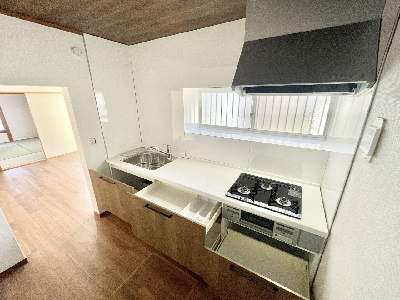 ◆キッチン（リフォーム後）｜ご夫婦やお子様と並んでお料理をしても余裕のある、広々としたキッチンです。