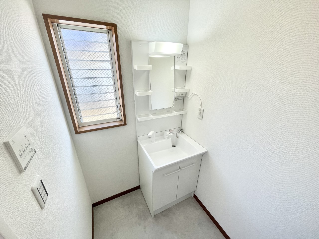 ◆2階洗面室（リフォーム後）｜毎日使う洗面スペースや浴室は、モノがあふれてごちゃついていまいがち。スペースに収納すればスッキリ整います。心地よい空間で身支度したら、素敵な一日がはじまります。