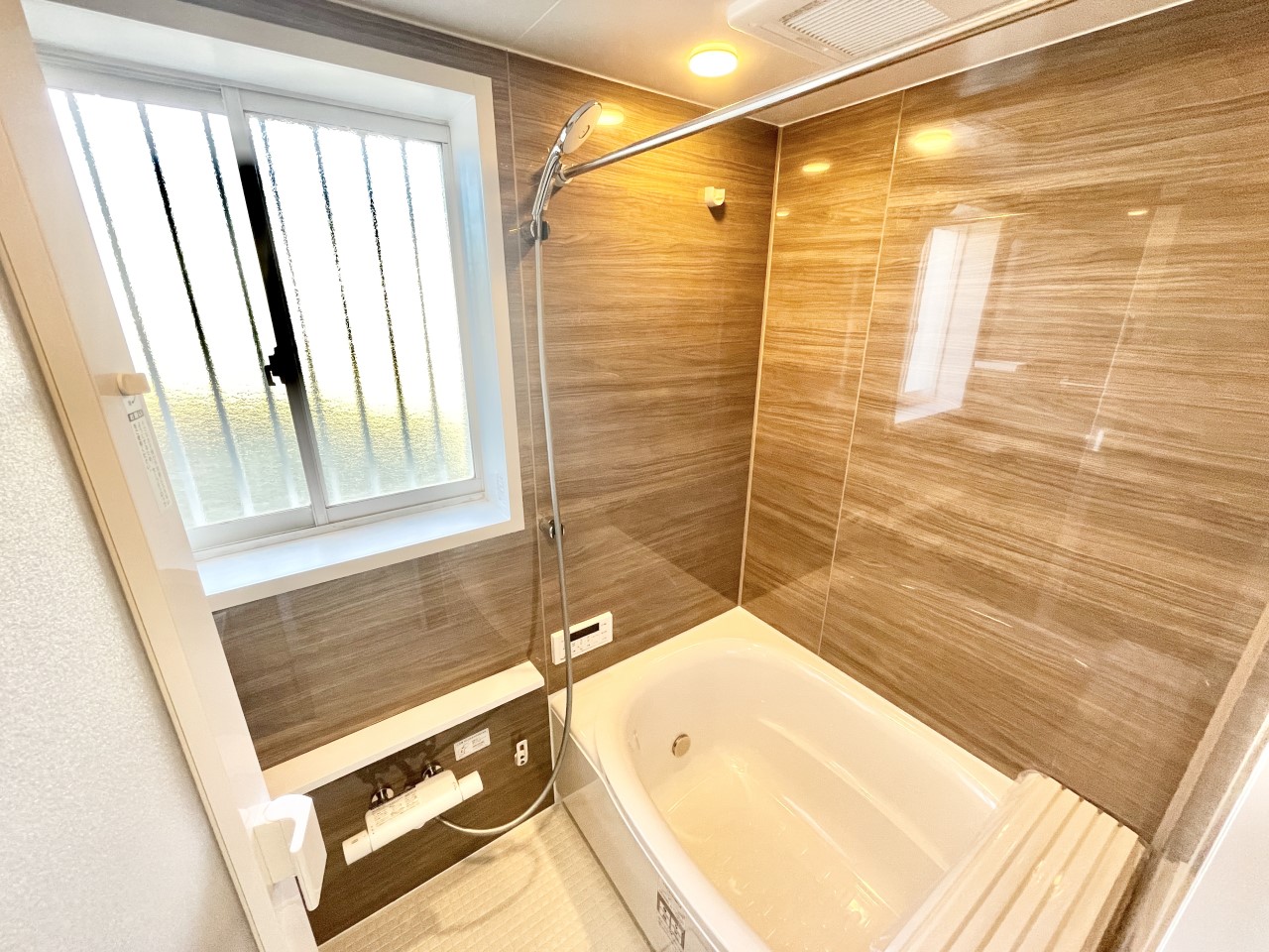 ◆浴室（リフォーム後）｜お子さんと一緒にゆっくりと入れる、広い浴室。一日の疲れを取りながら、学校や友だちの話に耳を傾ける、親子の大切なひとときが過ごせる。浴室換気乾燥機、保温浴槽も標準装備です。
