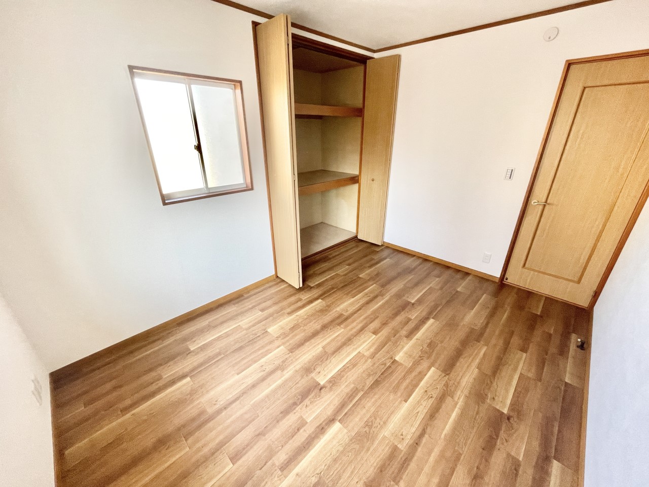 ◆2階洋室（リフォーム後）｜明るい日差しが降り注ぐお部屋に、居心地の良さを感じさせるコーディネート。