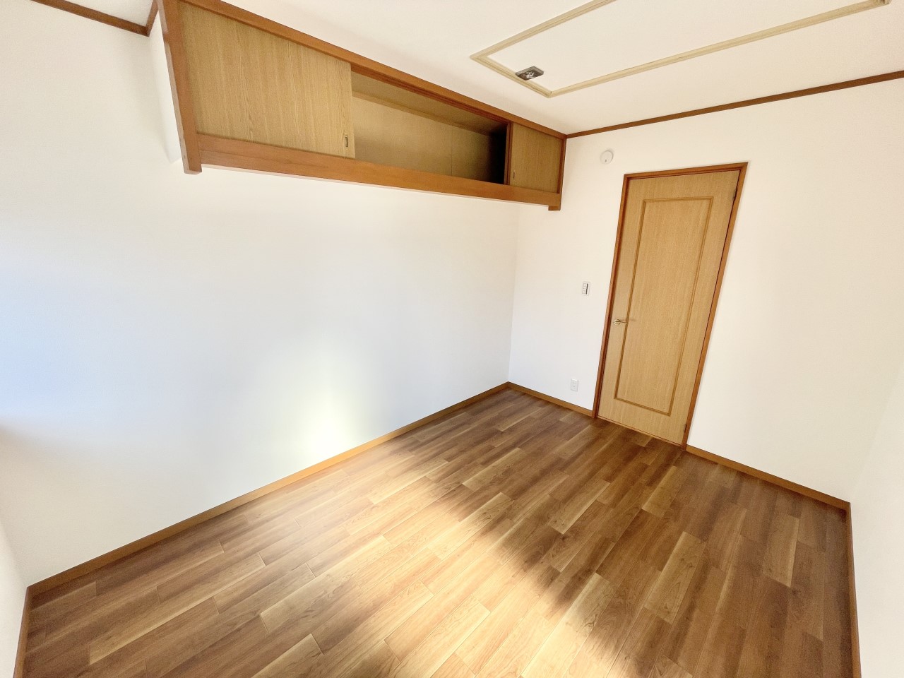 ◆2階洋室（リフォーム後）｜明るい日差しが降り注ぐお部屋に、居心地の良さを感じさせるコーディネート。