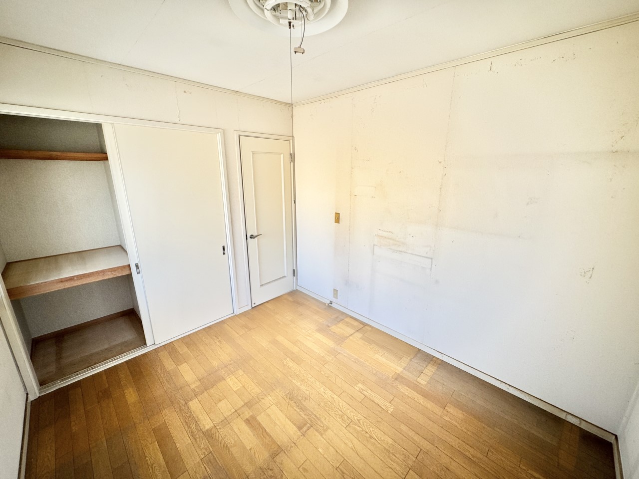 ◆2階洋室｜明るい日差しが降り注ぐお部屋に、居心地の良さを感じさせるコーディネート。