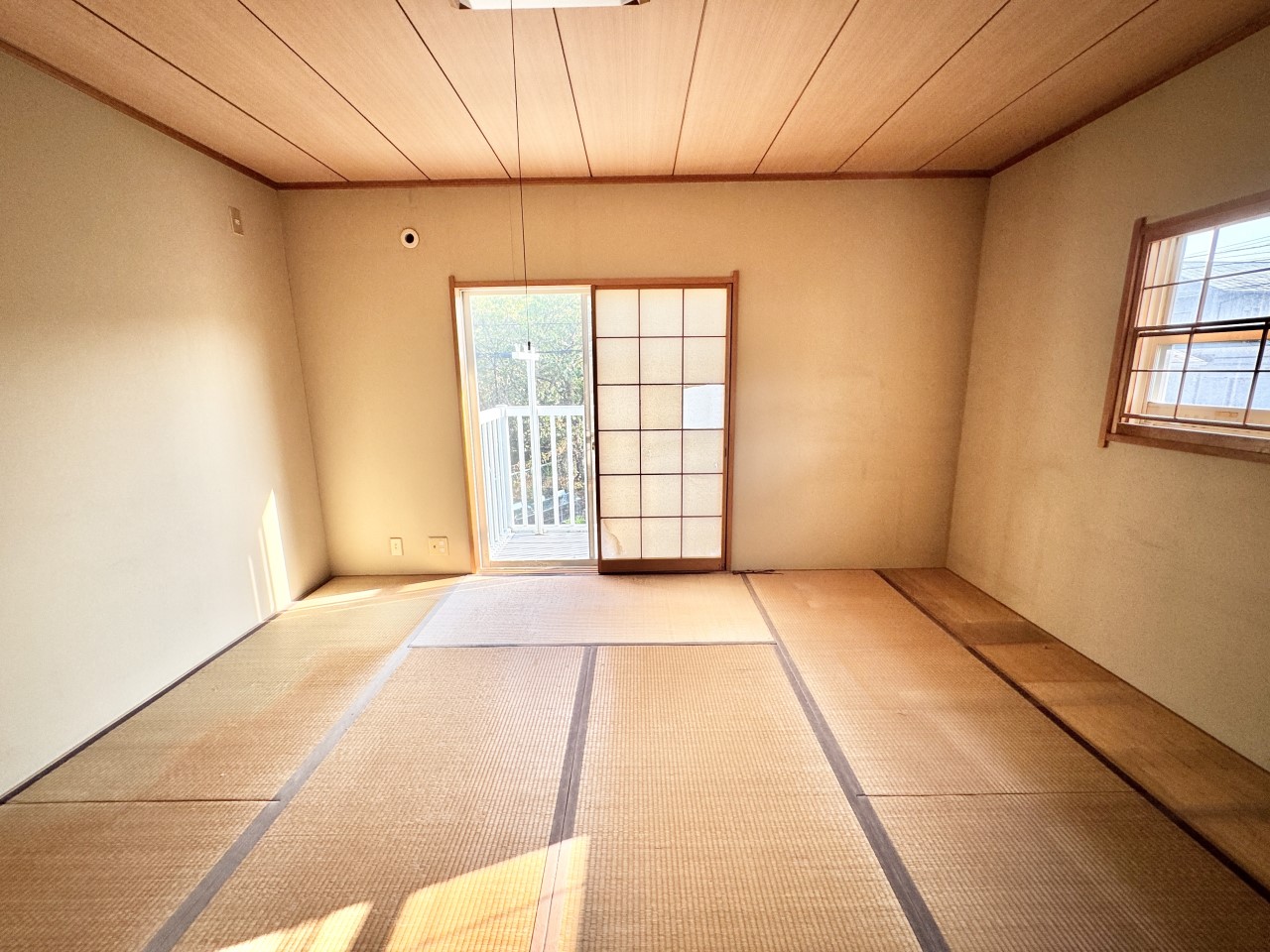 ◆2階和室｜8帖の和室です。リビングを通らなくても出入りができるので、客間にぴったり。押入れも付いていて収納にも困りません。