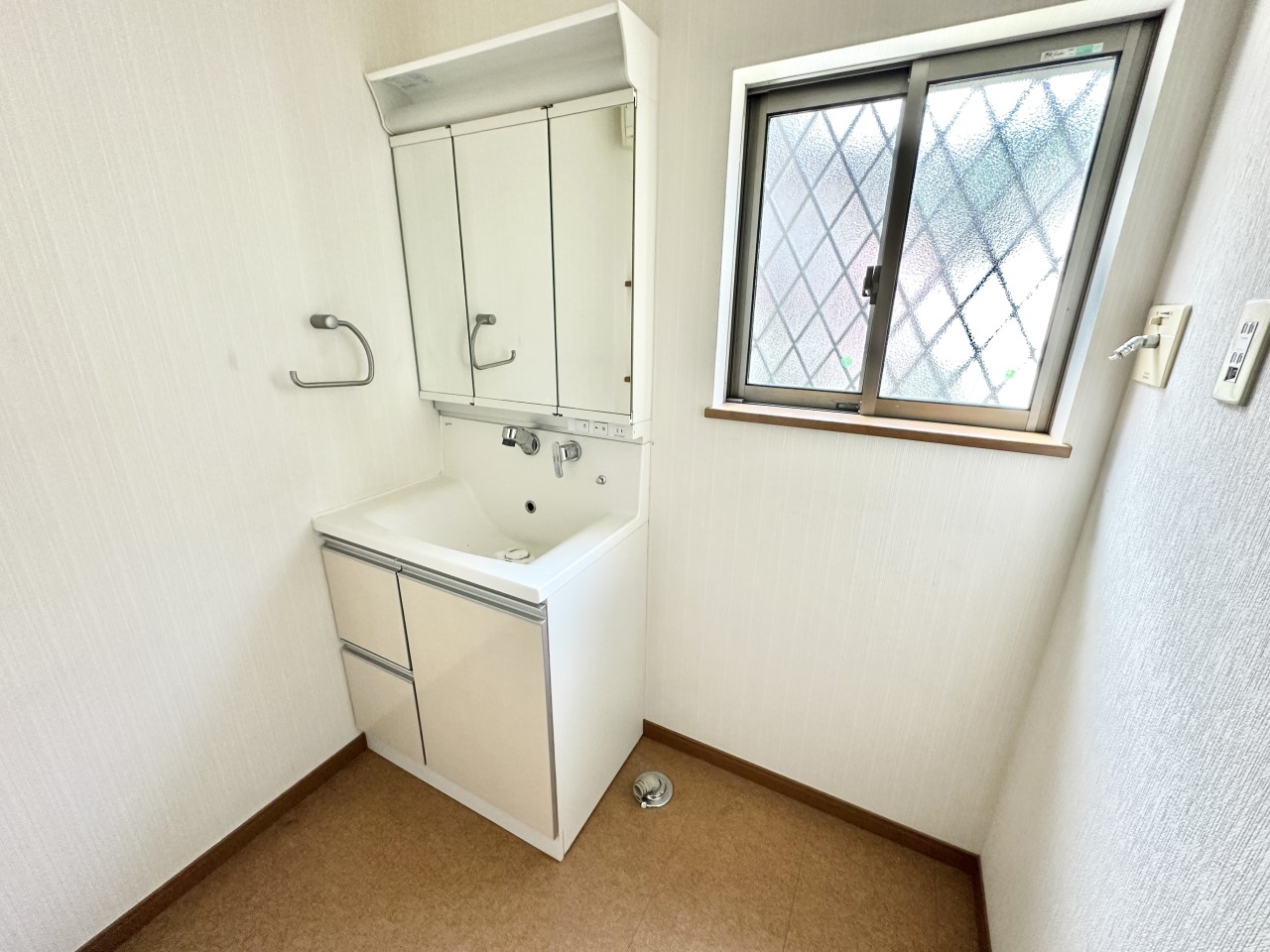 ◆洗面脱衣室｜毎日使う洗面スペースや浴室は、モノがあふれてごちゃついていまいがち。スペースに収納すればスッキリ整います。心地よい空間で身支度したら、素敵な一日がはじまります。