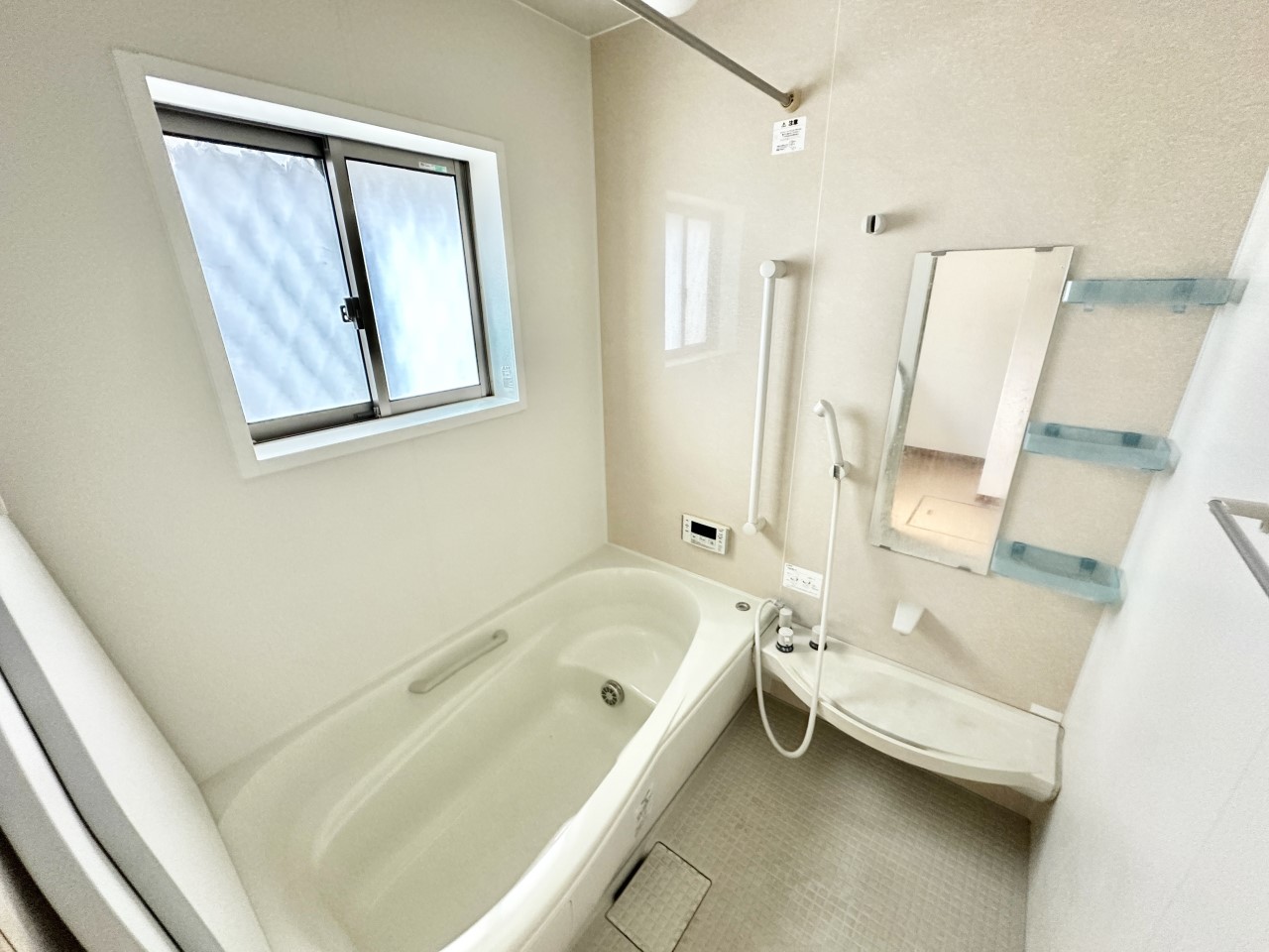 ◆浴室｜お子さんと一緒にゆっくりと入れる、1坪サイズの広い浴室。一日の疲れを取りながら、学校や友だちの話に耳を傾ける、親子の大切なひとときが過ごせる。浴室換気乾燥機、保温浴槽も標準装備です。