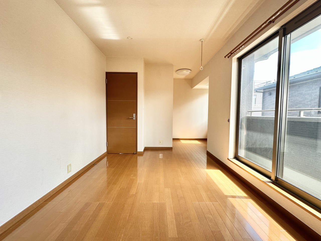 ◆2階寝室｜こちらの居室は主寝室にぴったり。本を読んだり、じっくり考え事をしたり、夜を楽しむ贅沢な時間。深みのあるアクセントクロスの色合いが、しっとりとした落ち着いた雰囲気を漂わせます。