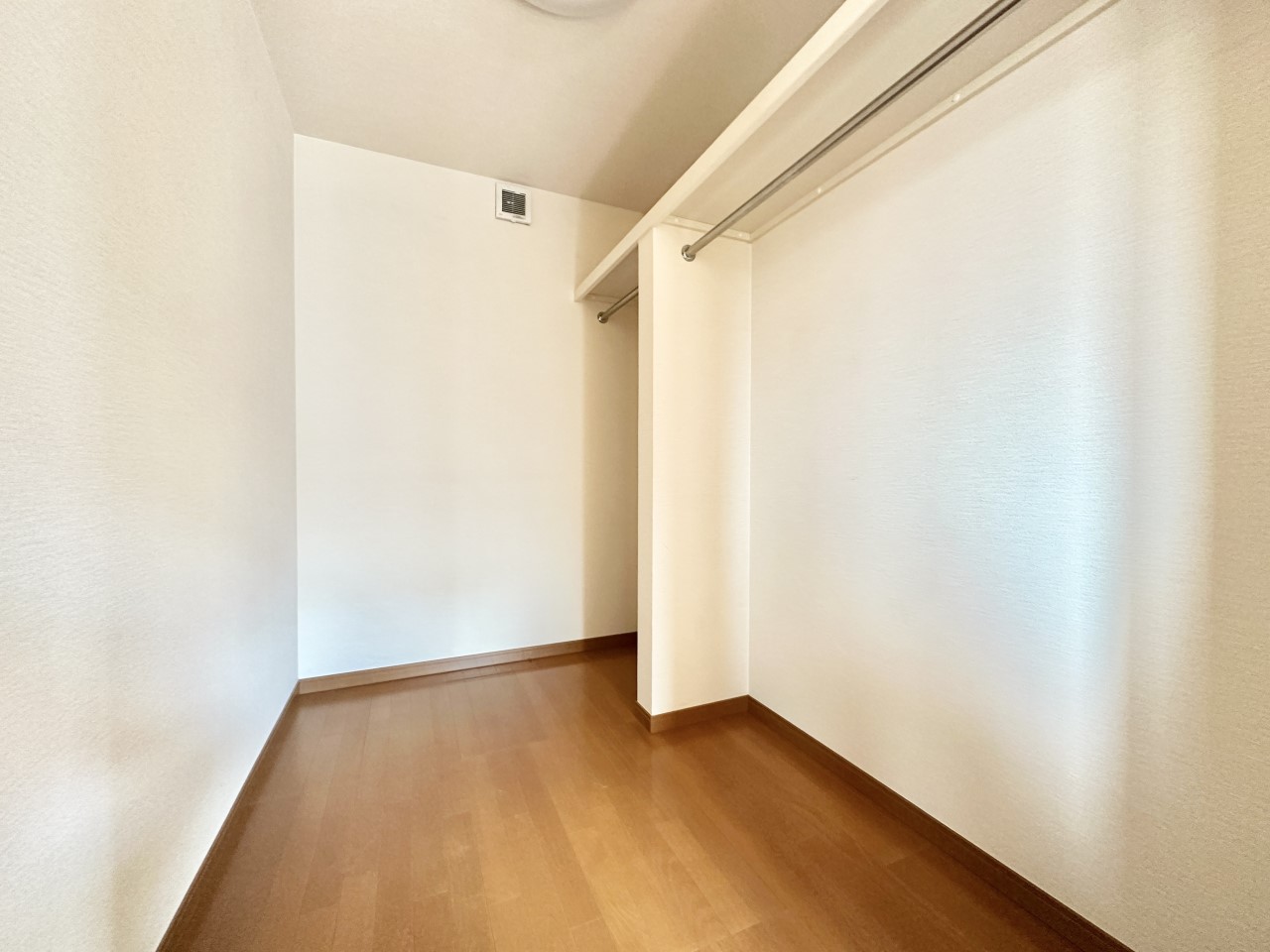 ◆2階収納｜ただ服を収納するだけではなく、ショップで服を選んでいるようなディスプレイなど視覚的な工夫をすることで、ファッションを楽しむ場にもなります。