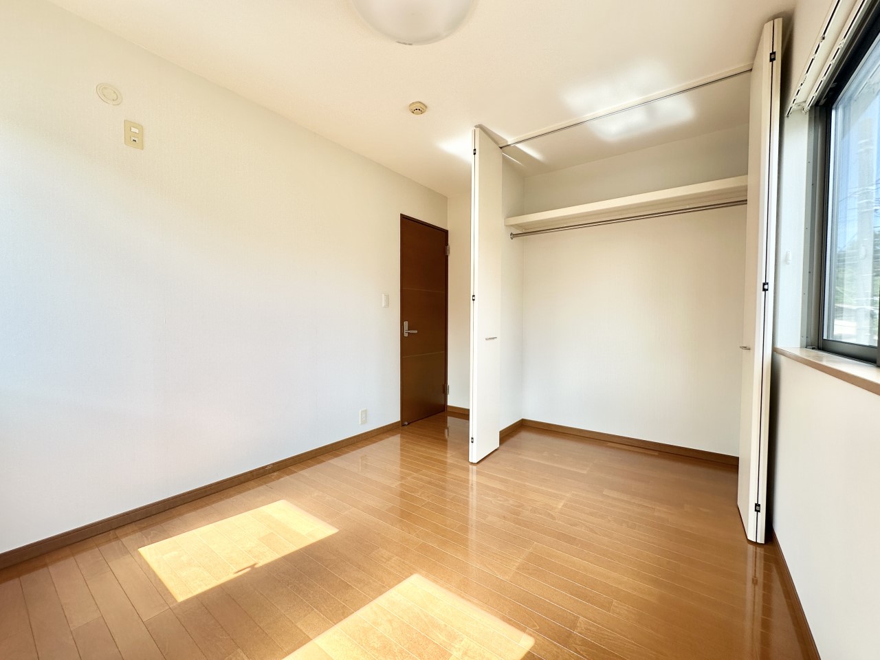 ◆2階洋室｜ほっと安らぐ落ち着いたナチュラルな色合い。ウッドの質感でお部屋も心もやさしいぬくもりに包まれます。