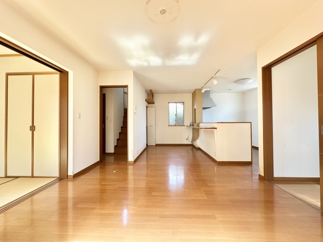 ◆リビング｜家族が集まる団らんのひととき、ひとりでリラックスしたい夜、ゲストを招いてわいわい過ごす休日、どんなシーンにも対応できるリビングです。