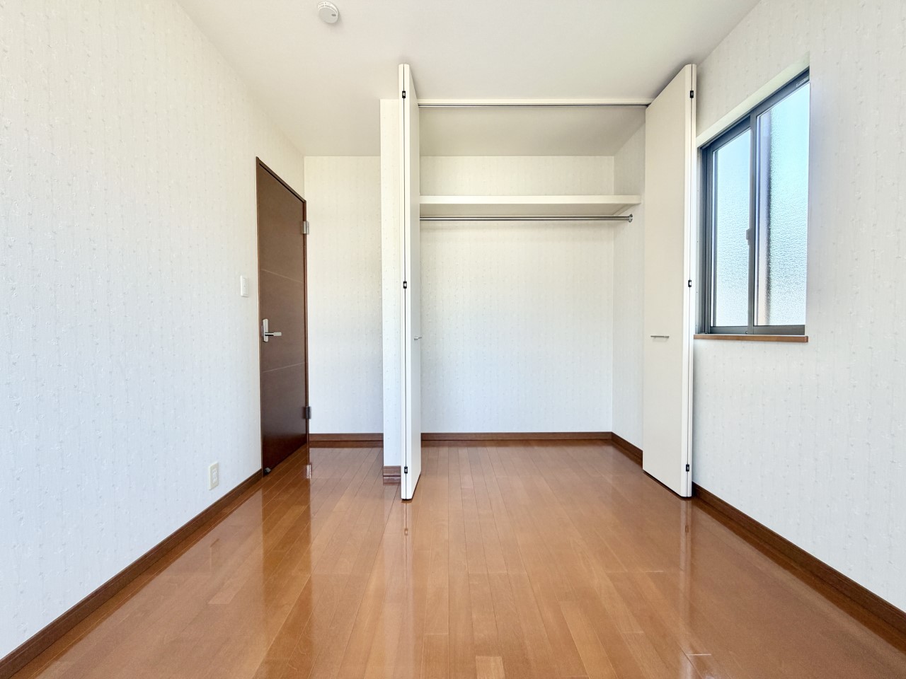 ◆2階洋室（リフォーム後）｜明るい日差しが降り注ぐお部屋に、居心地の良さを感じさせるコーディネート。