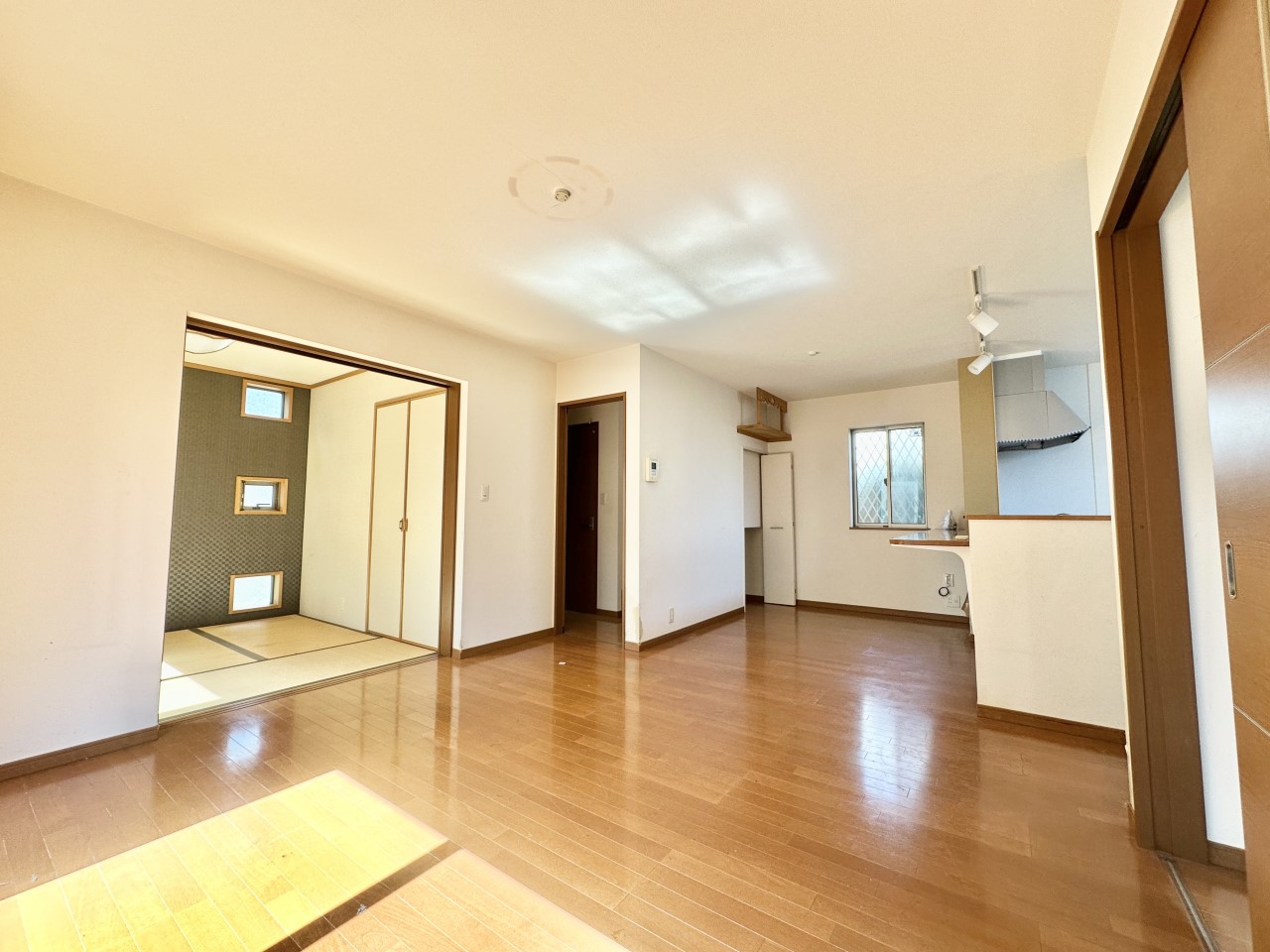 ◆リビング｜適度な広さや日当たりのいいリビングには家族が自然と集まってきます。リビング内に階段があると、お子さまが自分の部屋に行くときに自然と家族が顔を合わせ会話がしやすい環境になります。