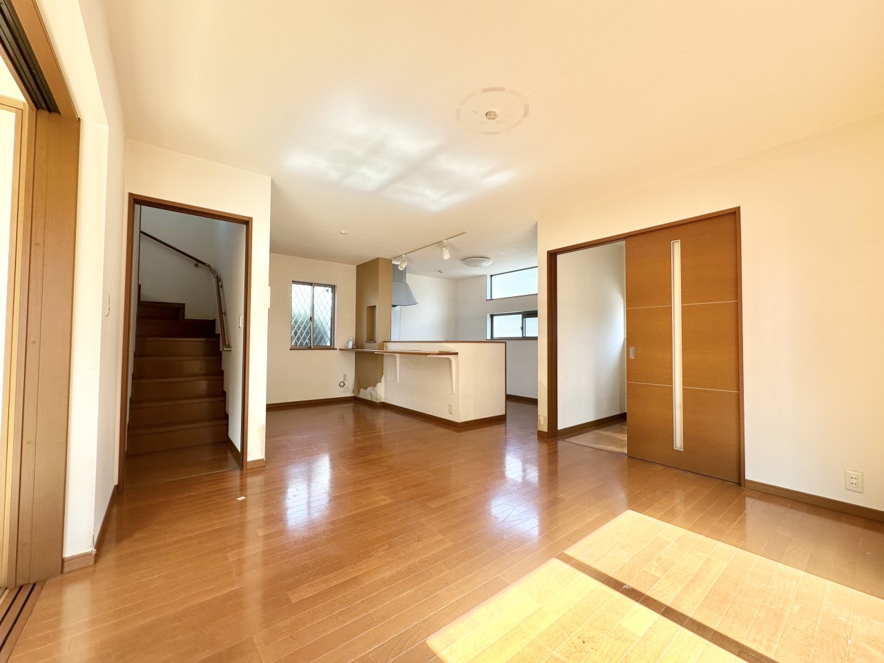 ◆リビング｜適度な広さや日当たりのいいリビングには家族が自然と集まってきます。お子さまが自分の部屋に行くときに自然と家族が顔を合わせ会話がしやすい環境になります。