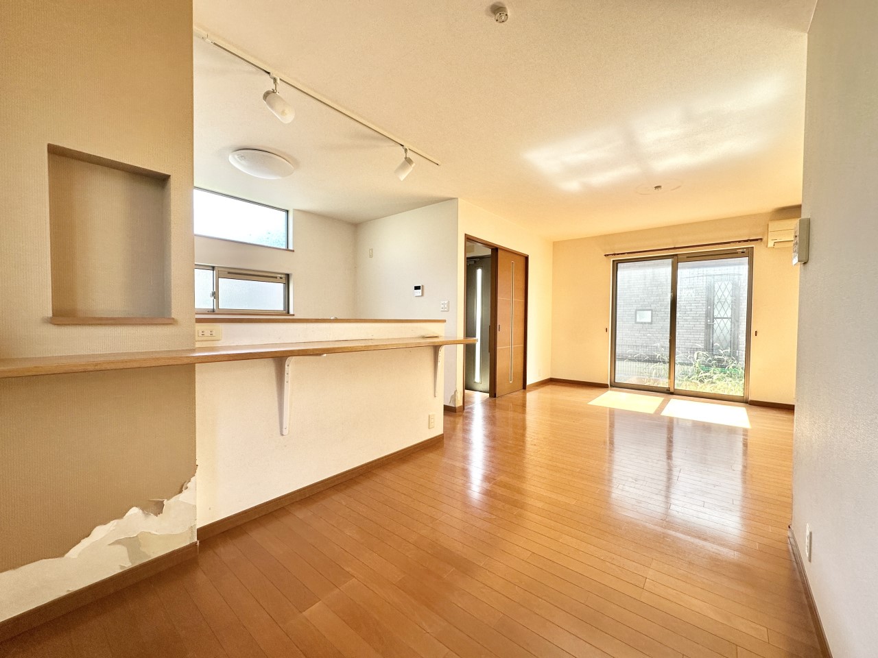 ◆リビング｜リビングは陽光が差し込み、風が吹き抜け、とっておきのくつろぎ空間。寛ぎのリビングとお食事のダイニングスペースを自然に分けたプランでメリハリのある生活ができます。