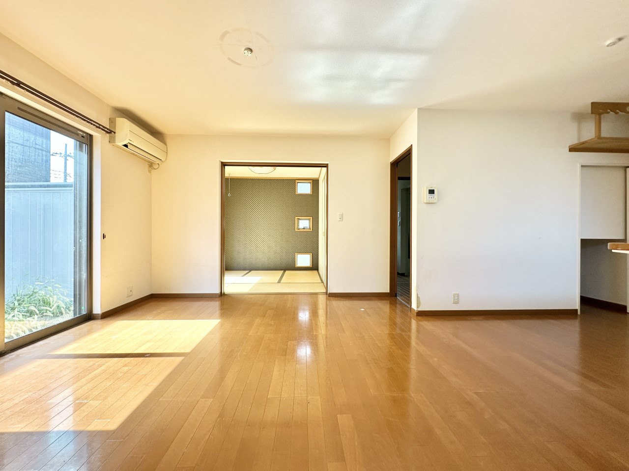 ◆リビング｜南面の大きな窓から入る風と光が気持ちよく、キッチンから室内とお庭まで一望できます。広がりのある開放的な空間を演出したリビングです。