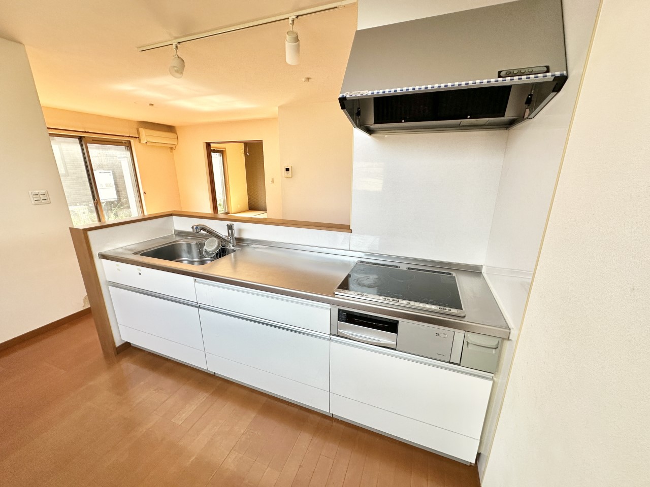 ◆キッチン｜キッチンは冷蔵庫や食器棚を置いても十分な広さが確保され、ご夫婦で料理をしながらの会話も弾みます。