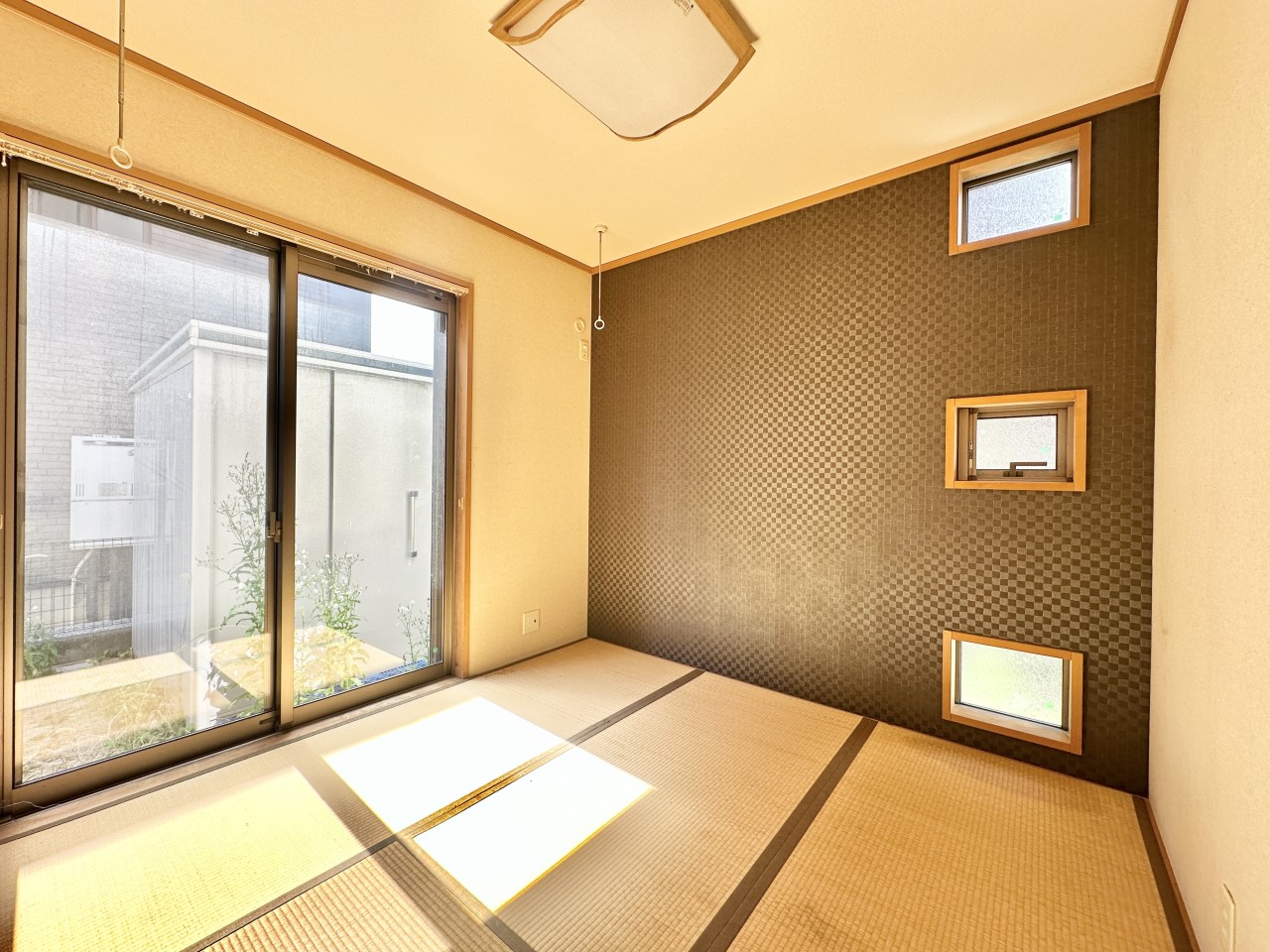 ◆1階和室｜6帖の和室です。リビングを通らなくても出入りができるので、客間にぴったり。押入れも付いていて収納にも困りません。