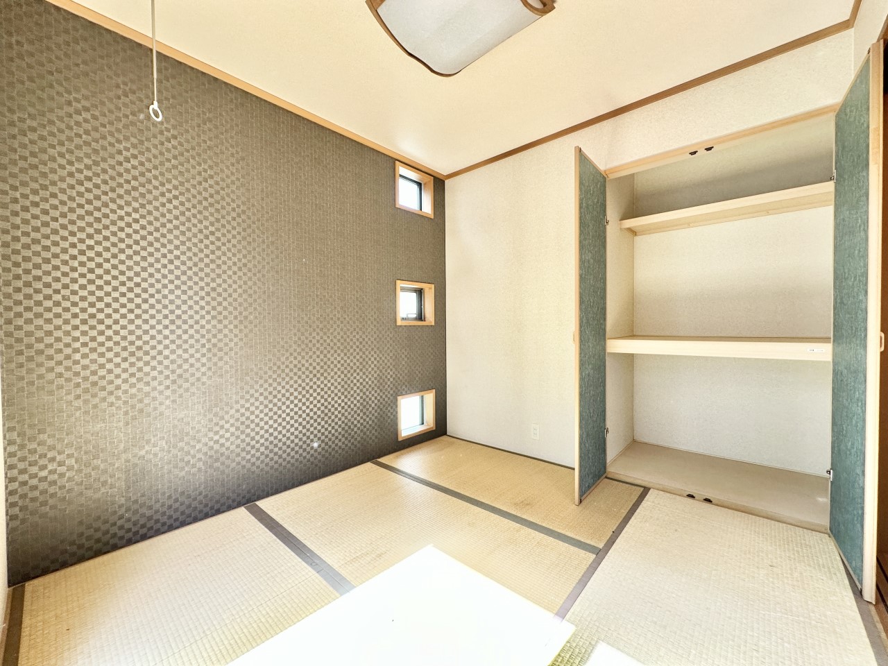 ◆1階和室｜押し入れ付きの和室は、布団や季節物、日用品の収納に便利で、お部屋をスッキリ保てます。