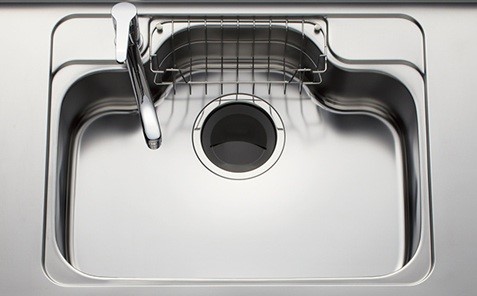 【同社施工例】間口の広いシンクなので家族の使った食器がまとめて置けます。スポンジ・洗剤置きも備え付け。  詳しくはスタッフへお問い合わせください。  