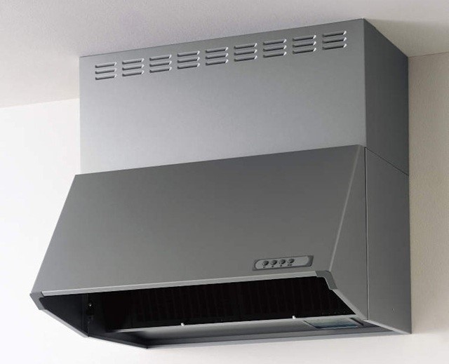 【同社施工例】風量が弱・強と切替可能なレンジフード。調理中の煙をしっかり吸い込みます。   詳しくはスタッフへお問い合わせください。