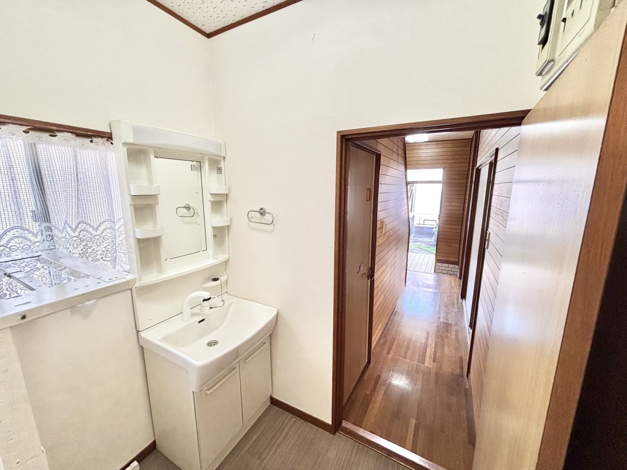 ◆洗面脱衣室｜毎日使う洗面スペースや浴室は、モノがあふれてごちゃついていまいがち。スペースに収納すればスッキリ整います。心地よい空間で身支度したら、素敵な一日がはじまります。