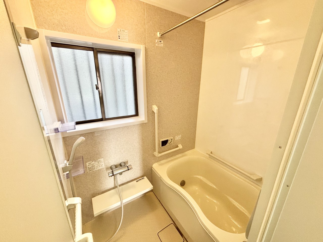 ◆浴室｜窓付きの明るい浴室です。