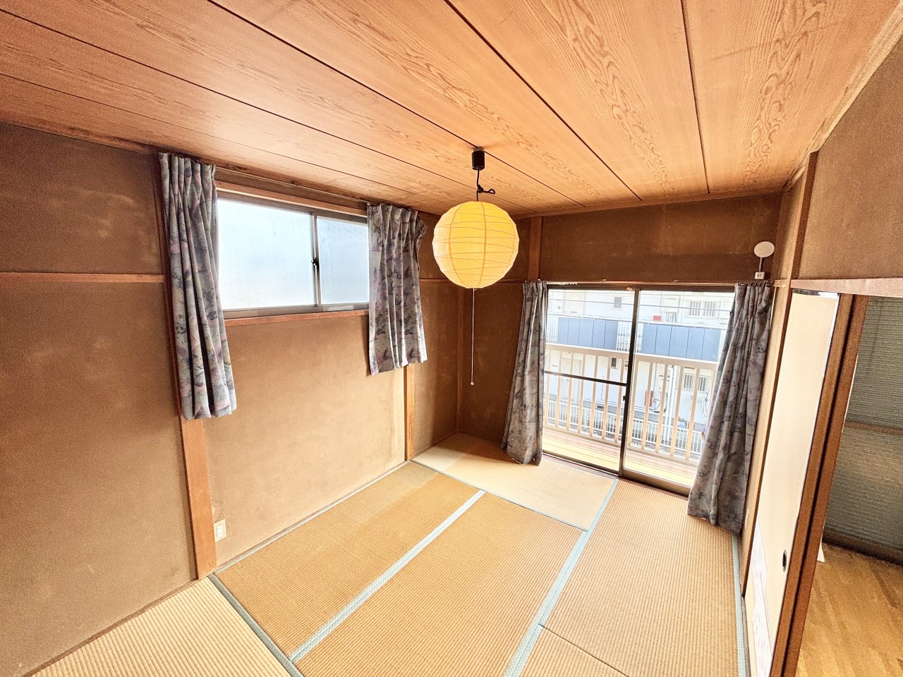 ◆2階和室｜押し入れ付きの和室は、布団や季節物、日用品の収納に便利で、お部屋をスッキリ保てます。