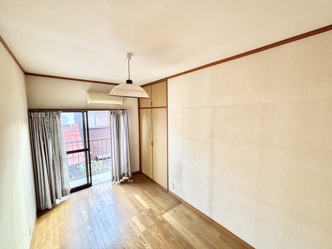 ◆2階洋室｜明るい日差しが降り注ぐお部屋に、居心地の良さを感じさせるコーディネート。
