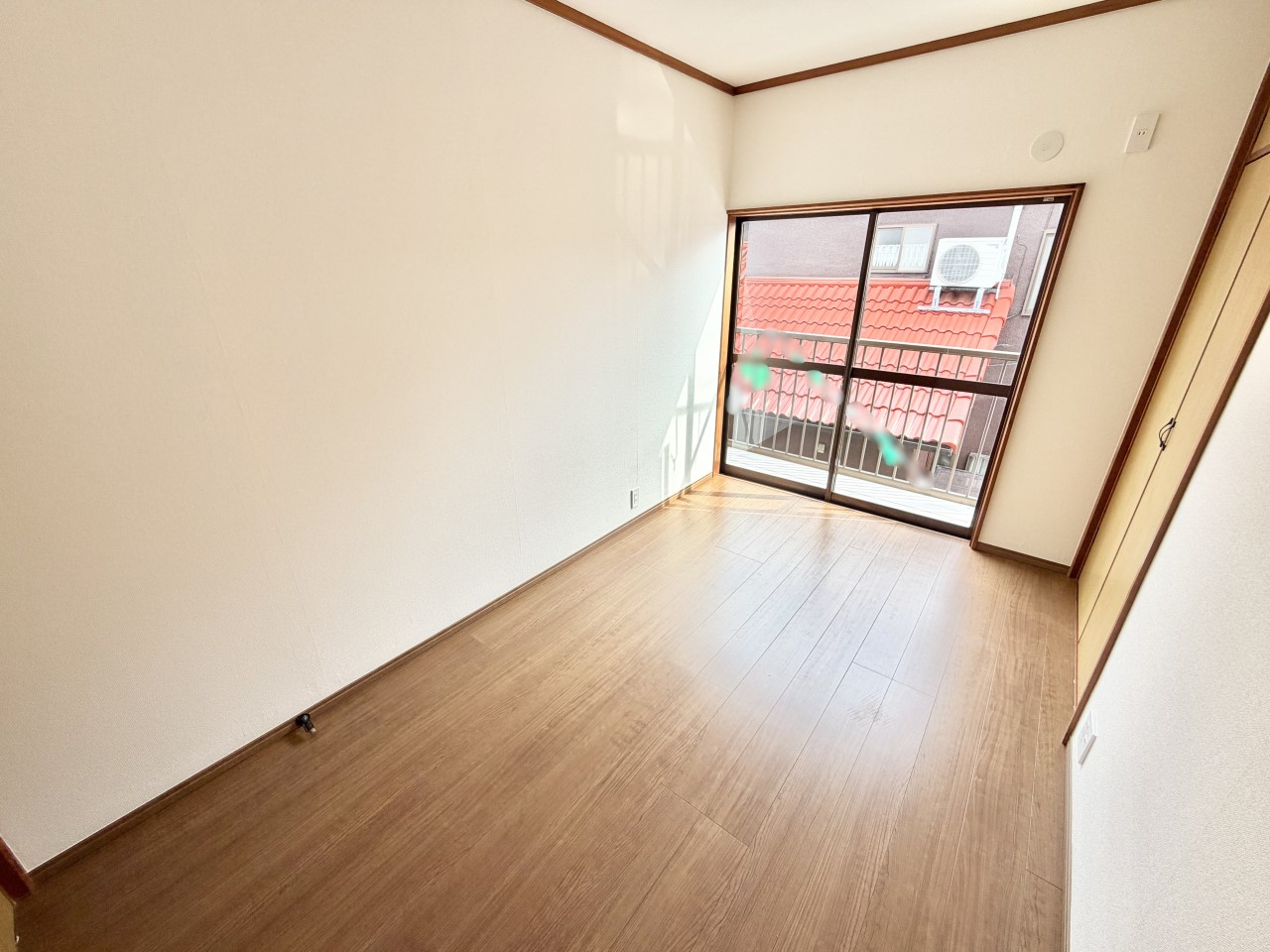 ◆2階洋室（リフォーム後）｜明るい日差しが降り注ぐお部屋に、居心地の良さを感じさせるコーディネート。