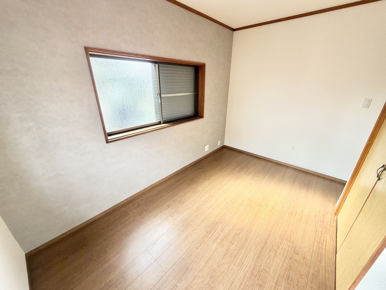 ◆2階洋室（リフォーム後）｜明るい日差しが降り注ぐお部屋に、居心地の良さを感じさせるコーディネート。