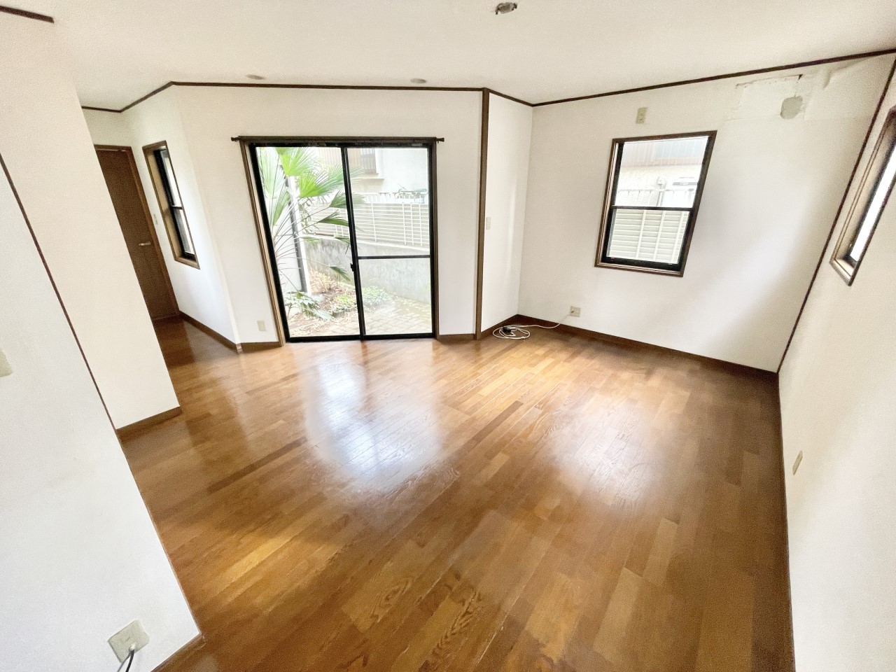 ◆リビング（リフォーム前）｜ぬくもりを感じる親しみやすいコーディネート。インテリアグリーンを取り入れて緑あふれる明るいリビングにしても良いですね。