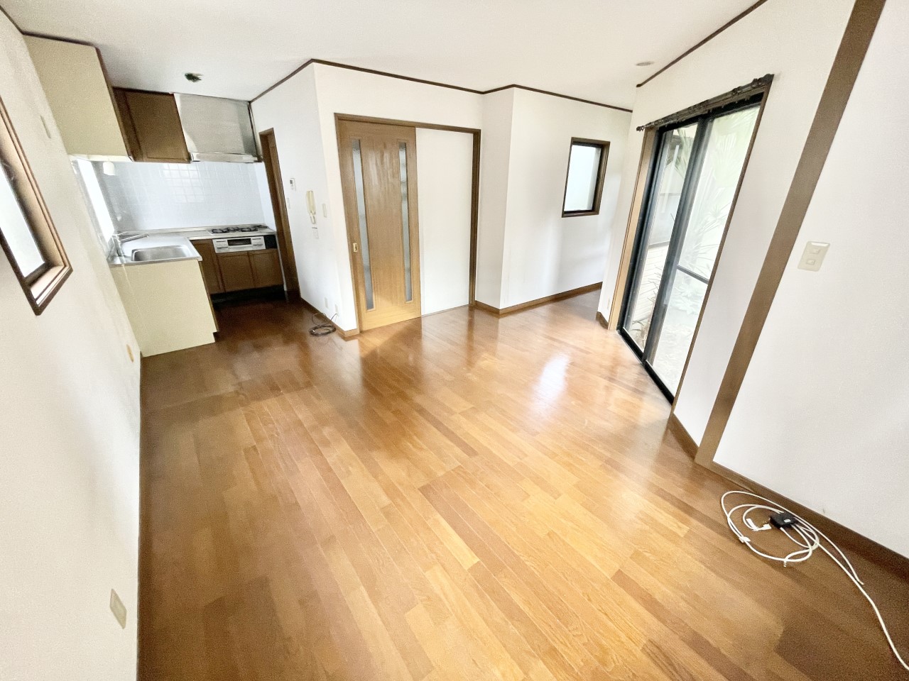 ◆リビング（リフォーム前）｜自然光も入りやすく、日中は明るく快適に過ごせます♪