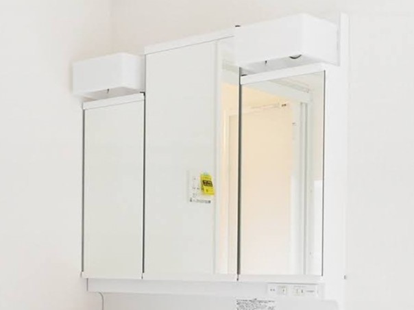 【同社施工例】ヘアケア用品や歯ブラシなどでごちゃつきがちな洗面台周りがスッキリ片付きます。詳しくはスタッフへお問い合わせください。